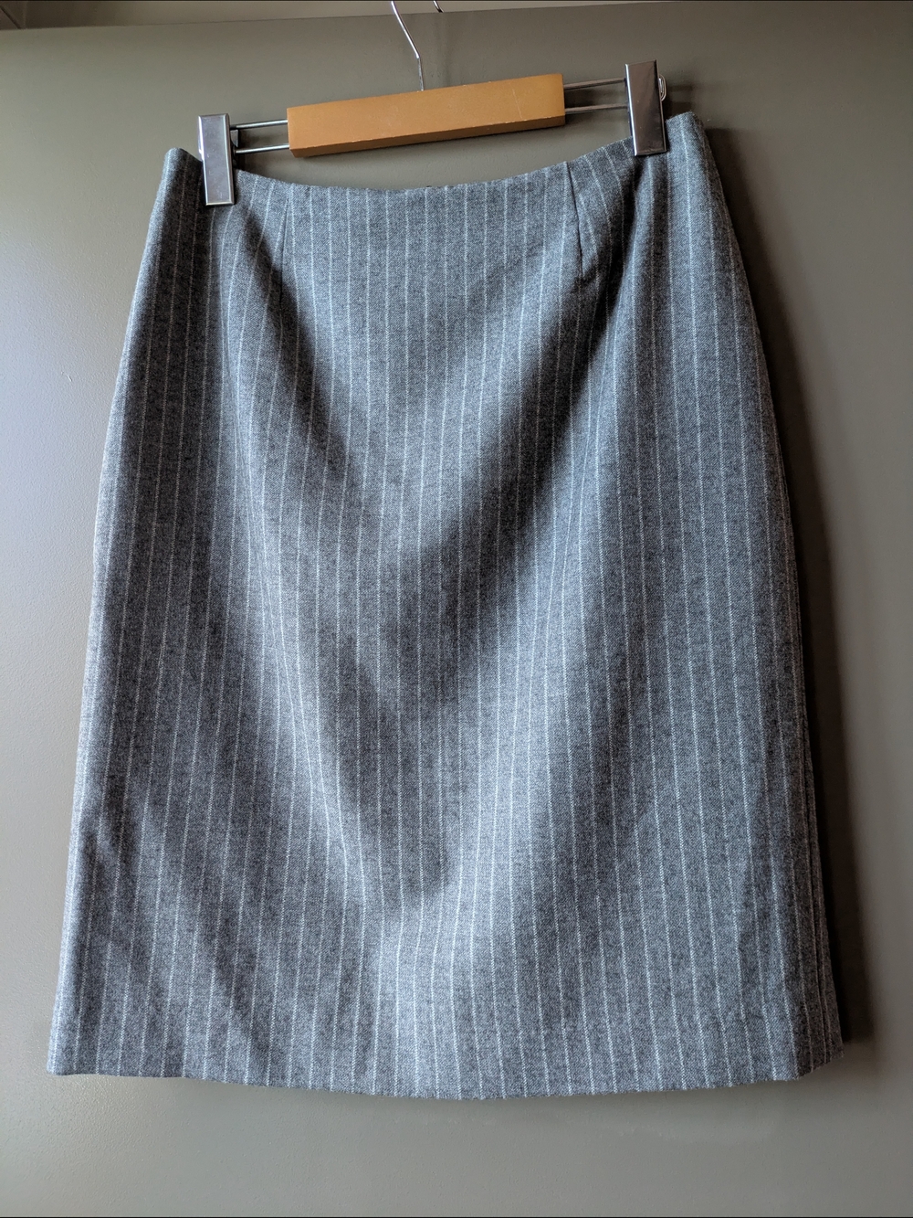 Brooks Brothers 100% Wool Pinstripe Pencil Skirt Size 4 Gray Cupro Lined Preppy